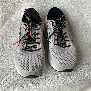 Brooks Women's Gray and Pink Athletic Shoes
